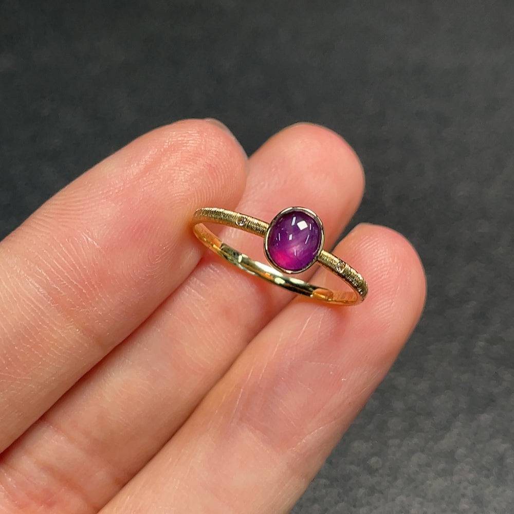 Huiliu certified sapphire gemstone ring featuring a vibrant blue-purple sapphire set in a silver band.
