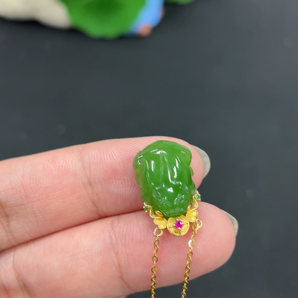 Hetian Jade Jasper inlaid pendant featuring an auspicious beast design on a necklace, 18k gold, weight 3.5g including chain.