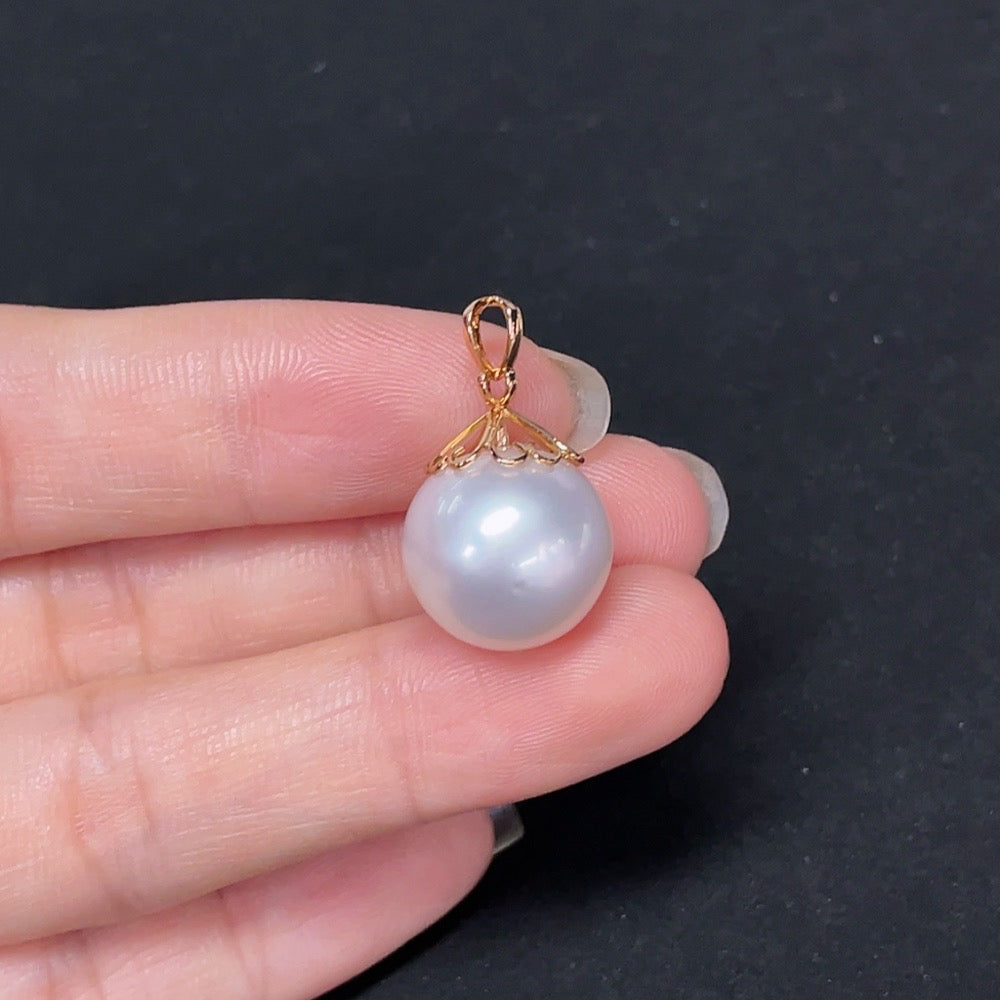 Seawater pearl pendant with 18K gold setting, approximately 13.7mm pearl, weight 4.15g, elegant jewelry piece by HKHQ