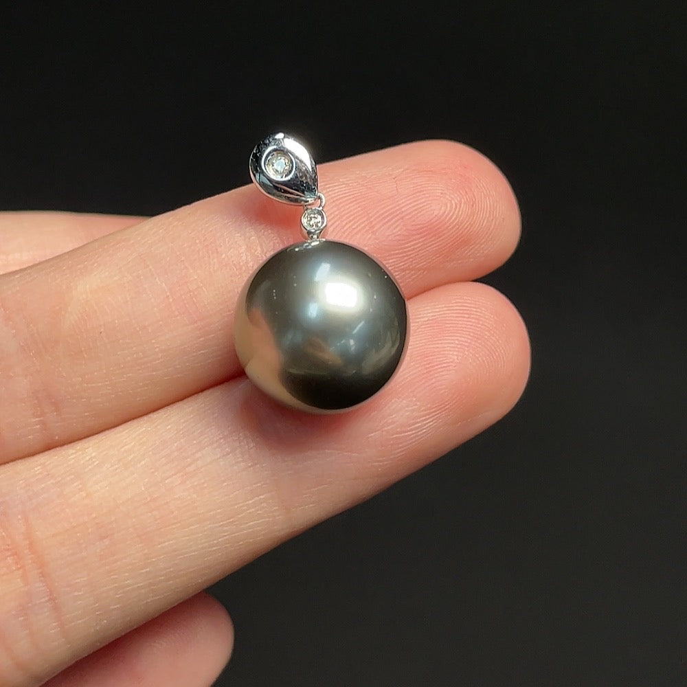 Seawater Pearl Pendant with 18K Gold, Approximately 13.1mm, Total Weight About 4.02g, Accented with Diamonds