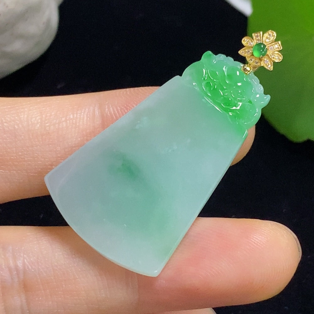 Jadeite Pi Xiu pendant with 18K gold accents and diamond details, crafted in jade, weighing approximately 6.63g.
