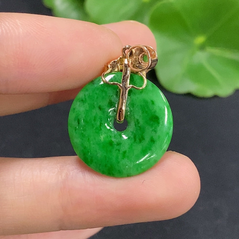 Jadeite Peace Knot Pendant with 18k Diamond Accents (Colorless)