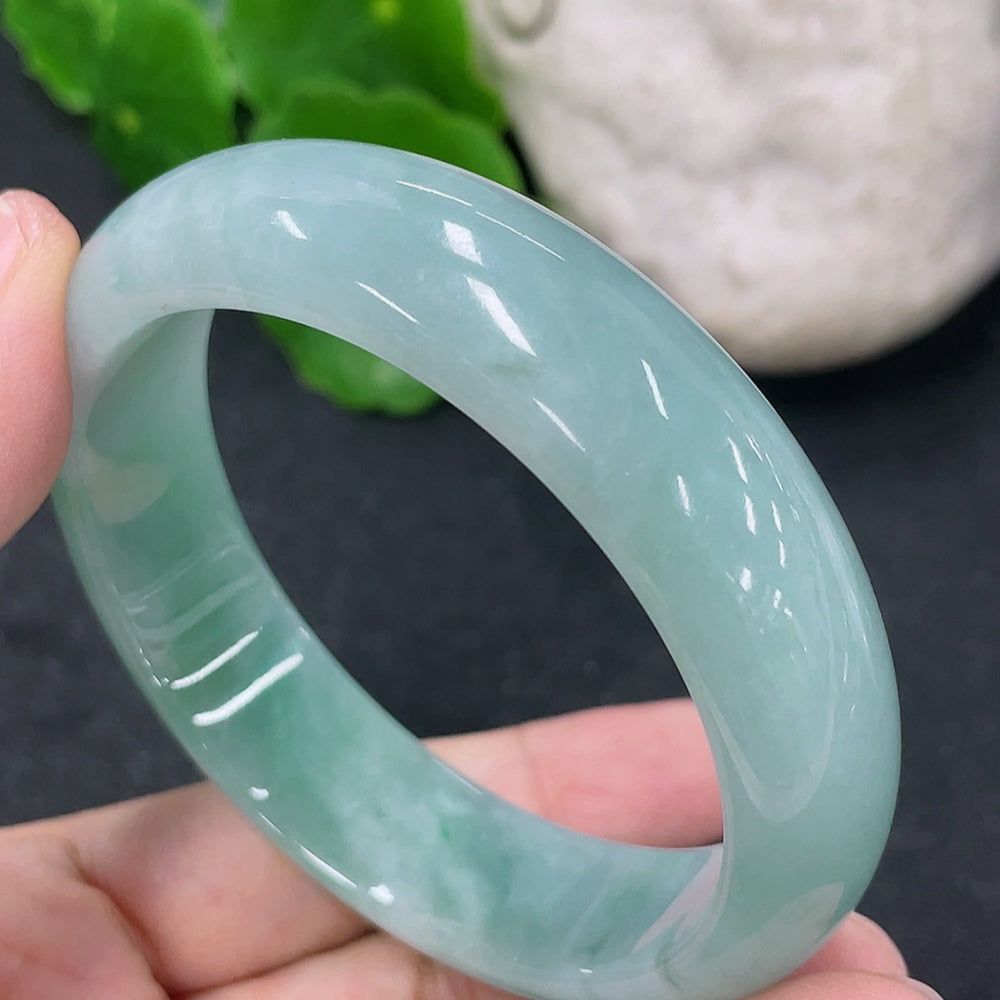 HKHQ jadeite round bangle in size 54.7 with a weight of 57.3g, showcasing smooth, polished jadeite jewelry.