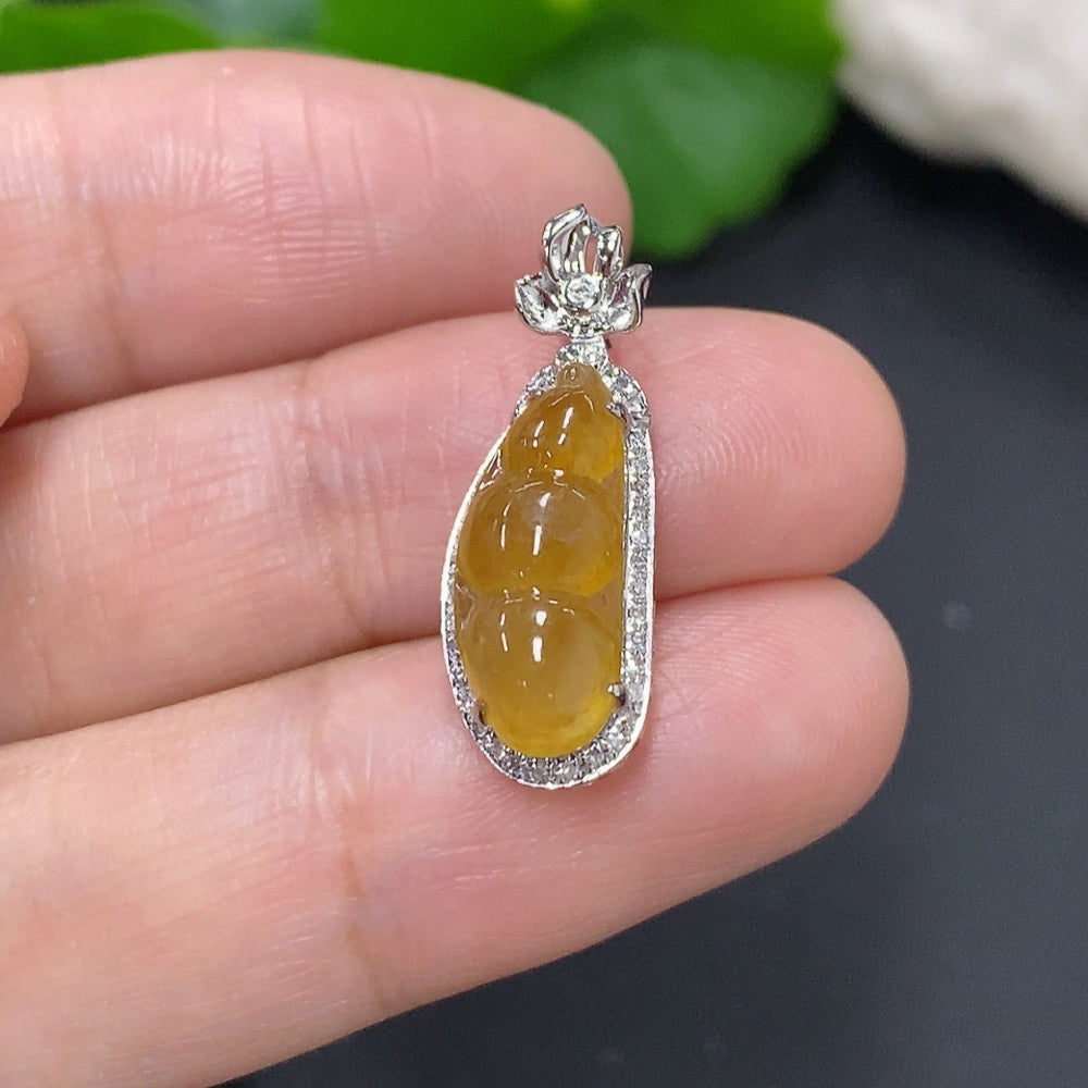 Jadeite Blessing Bean Pendant in 18K Gold, Total Weight Approx. 1.7g (With Diamond Accents)