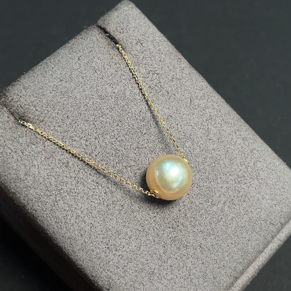 HKHQ seawater pearl inlaid necklace with 18k gold setting, featuring 10.6mm pearls on a delicate chain, weighing approx. 3.51g.