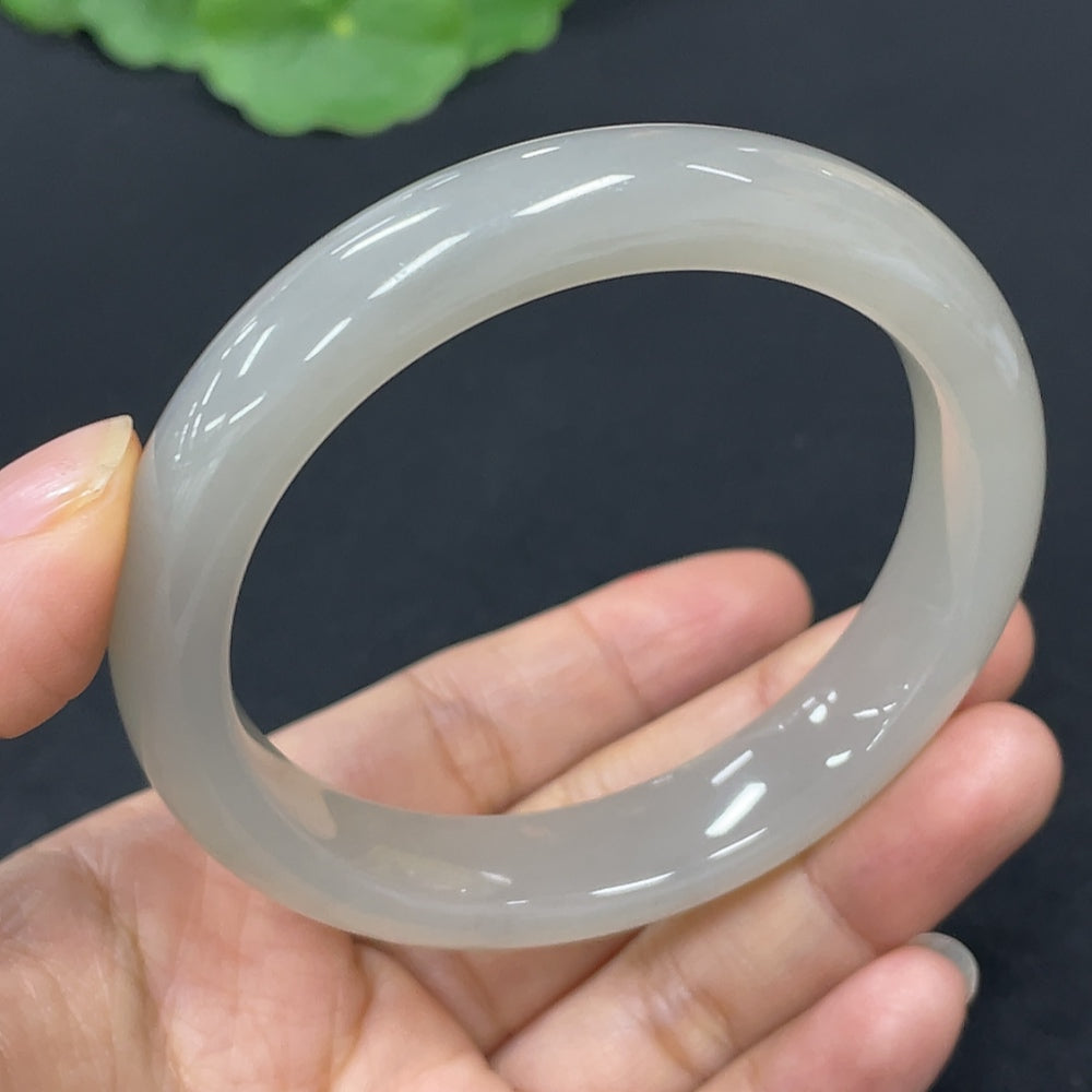 HKHQ Hetian Jade round bangle, size 55.6, showcases smooth green jade with natural variations, weighing 46.6g.