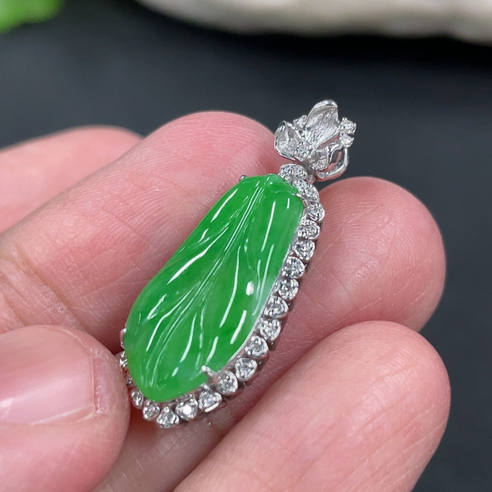 Jadeite Leaf Inlaid Pendant 18K Gold with Diamond Accents Total Weight Approx. 2.93g