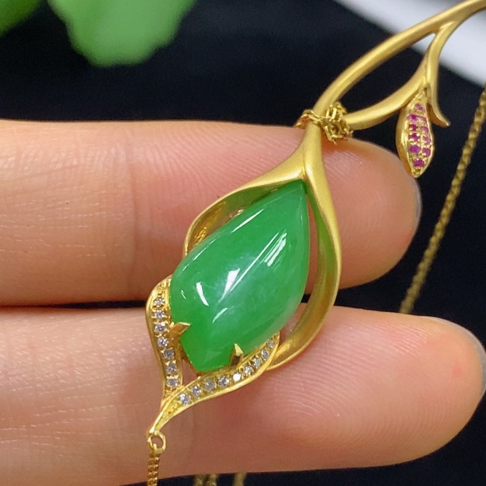 Jadeite inlaid necklace with 18k gold and diamonds, total weight approximately 5.59g
