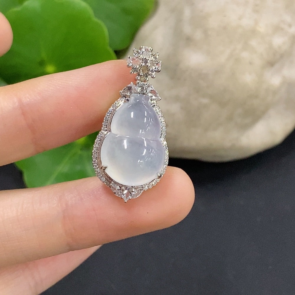 Jadeite Pendant Gourd 18K Gold Inlaid with Diamonds Only Minimum Total Weight Approx. 3.86g