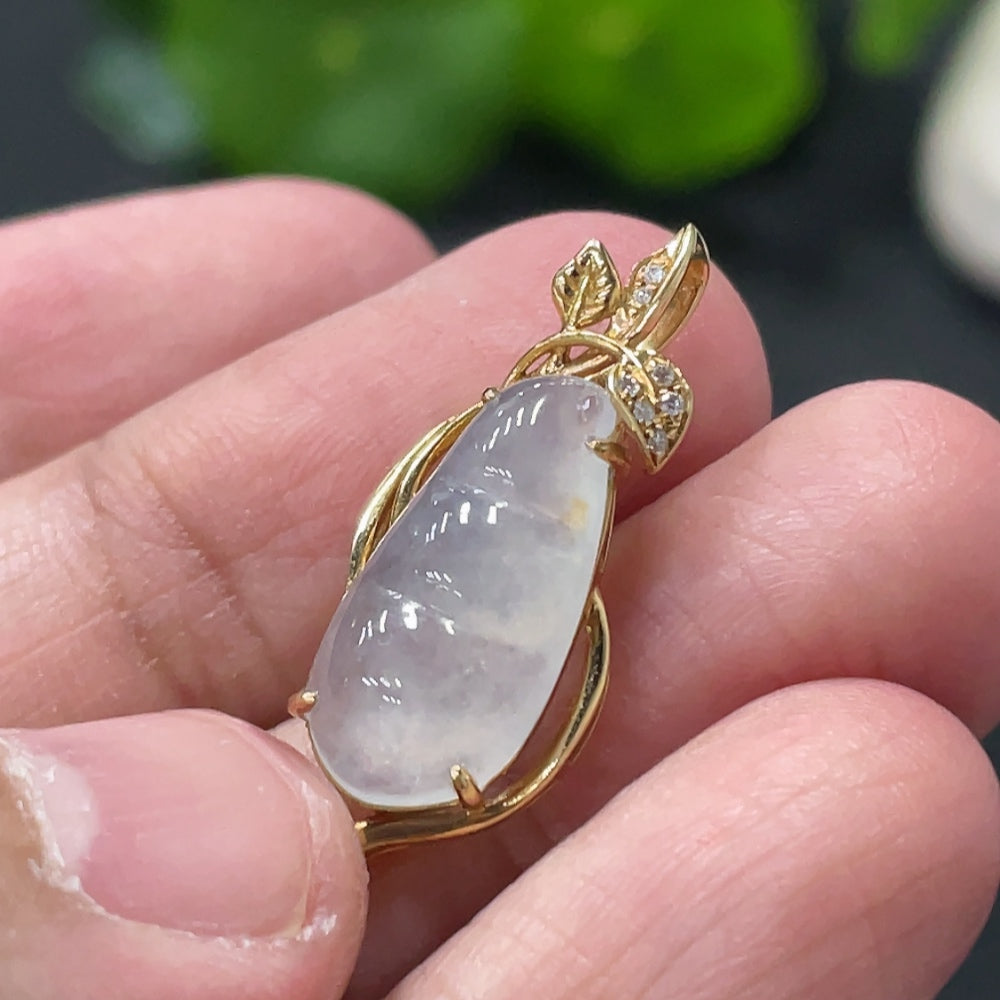 Jadeite Lucky Bean Pendant with 18K Gold Setting, Total Weight Approx. 1.8g