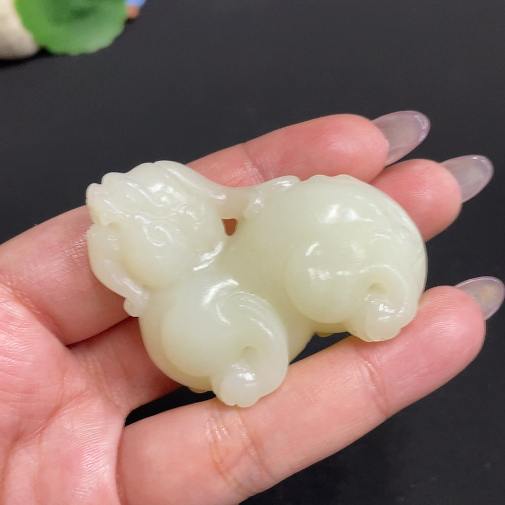 和田玉吉祥獸吊墜,總重約59.8克