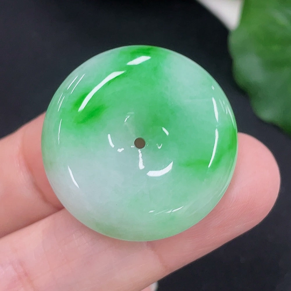 Jadeite Peace Knot pendant by HUILIU HQ, featuring a smooth, polished jade pendant with intricate knot design, weighs approximately 8.1g.