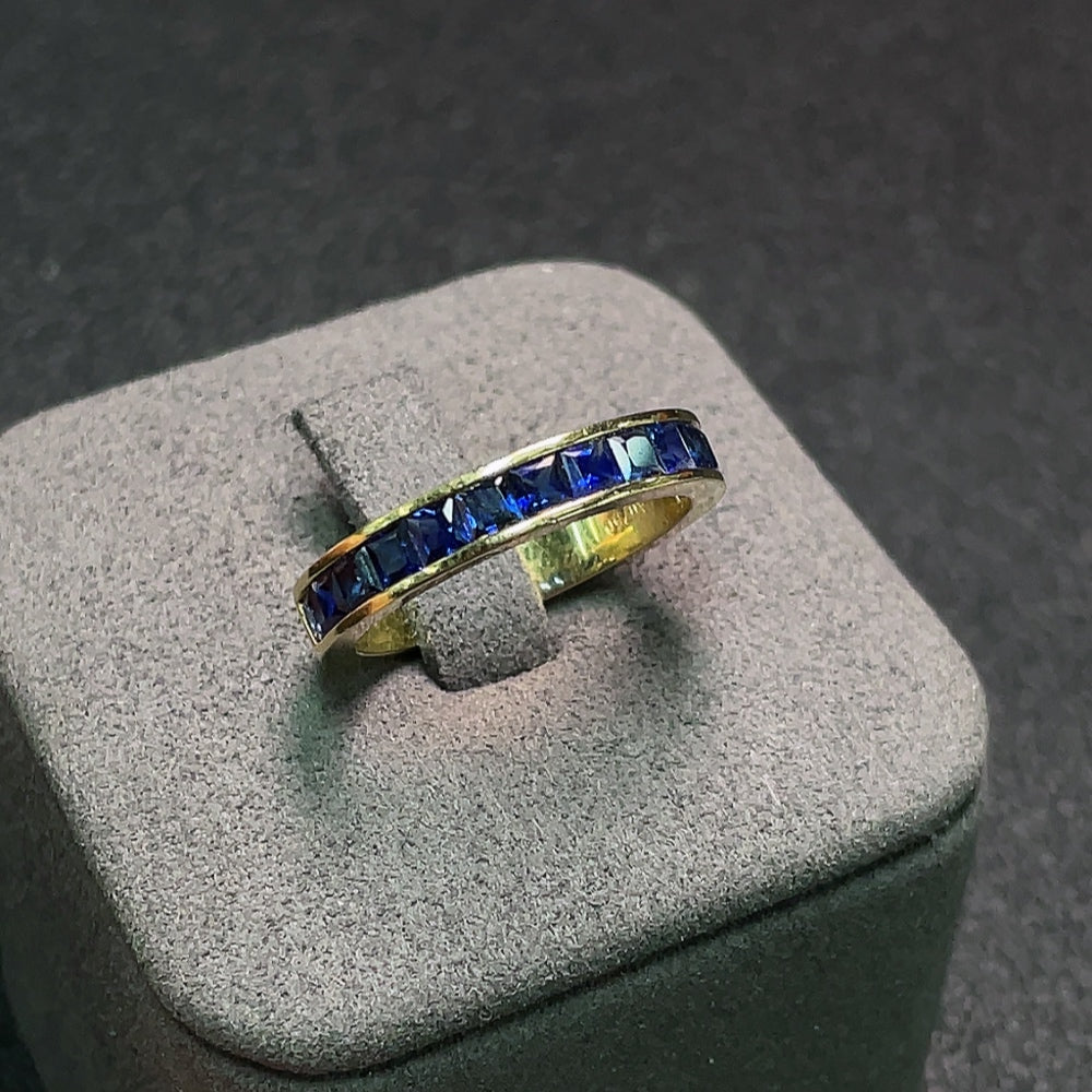 18K gold blue sapphire gemstone ring with a 1.5mm stone, size 16, weighing approx. 4.68g, by HUILIU HQ.