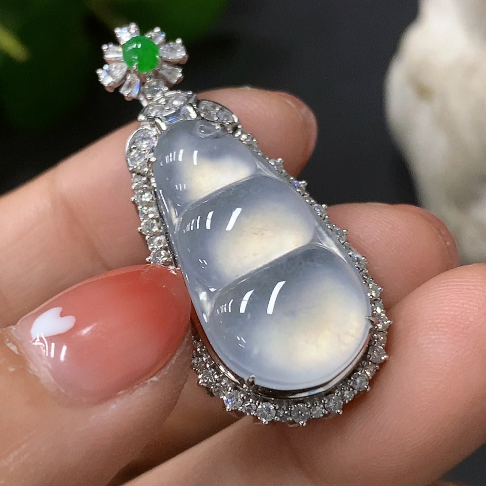 Emerald Bean Pendant with 18K Gold Setting, Total Weight Approximately 7.8g