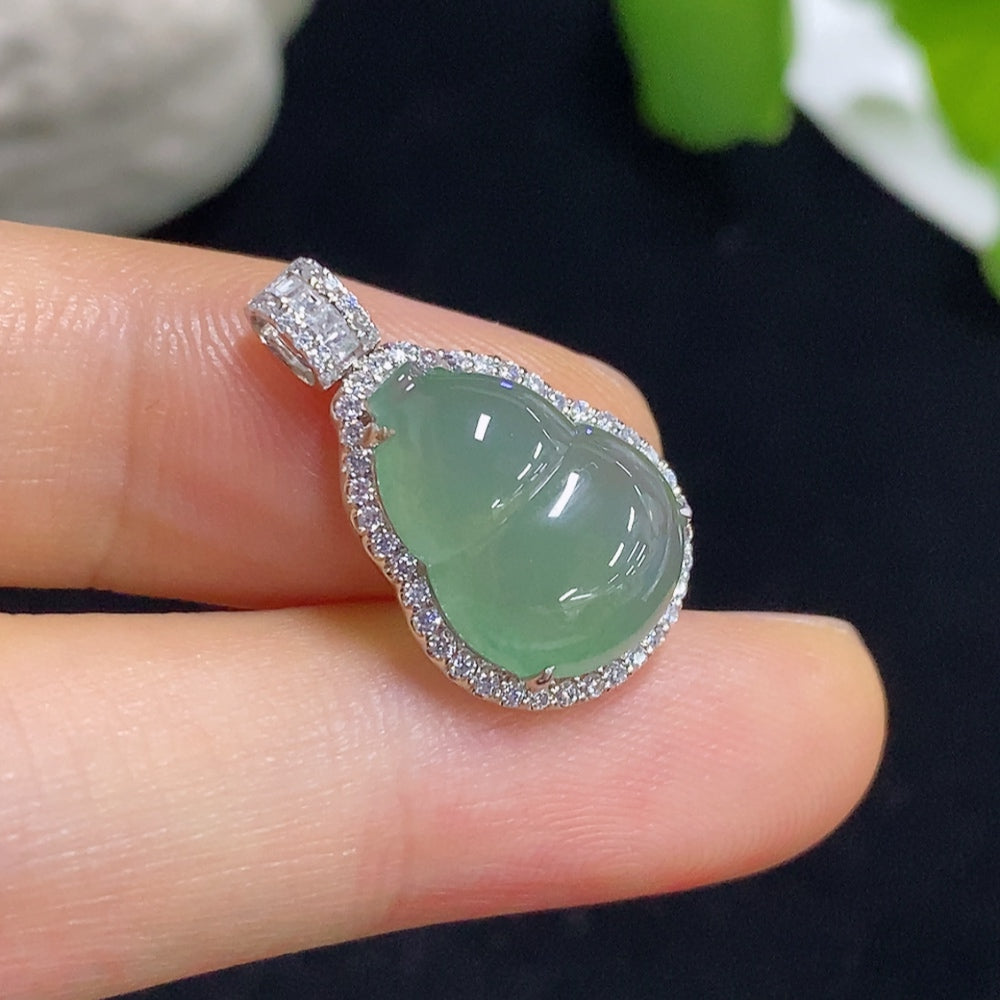 Jadeite pendant gourd from HKHQ with 18k gold, weighing approximately 2.1g, showcasing a smooth green jade design.