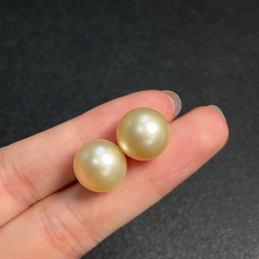 18k seawater pearl earrings, color origin undetermined, total weight approximately 5.84g, size about 12.3mm
