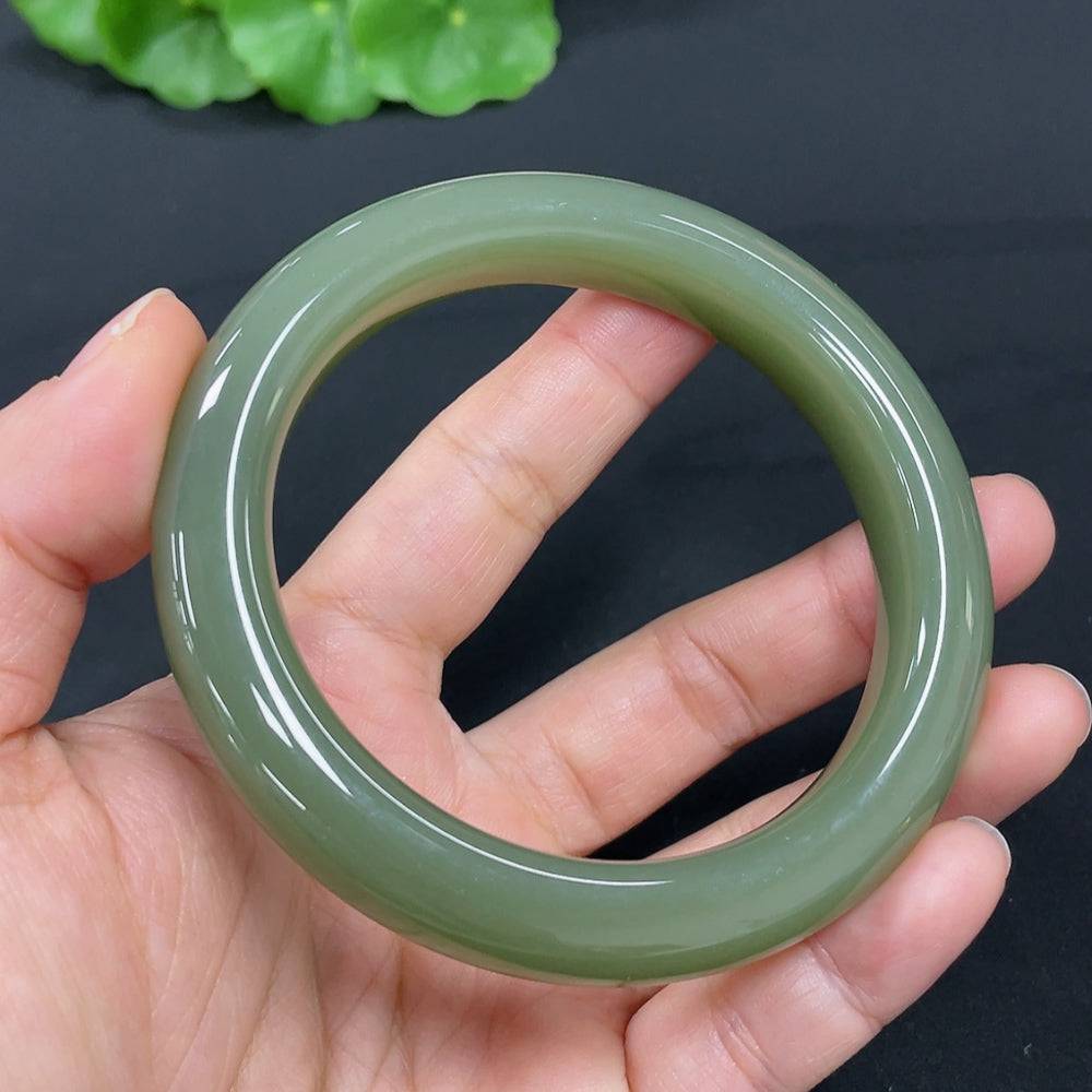 Huiliu certified Hetian jade round bracelet featuring smooth, polished green jade beads on a delicate elastic cord.