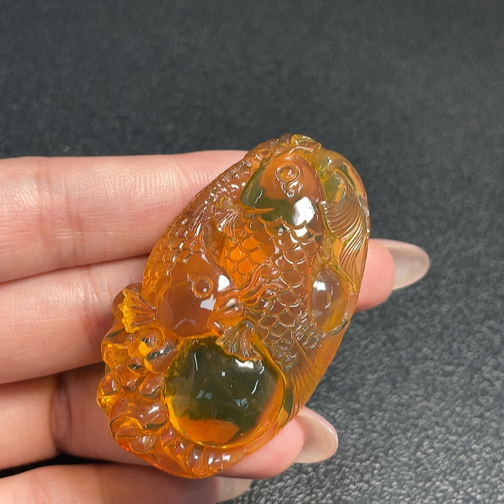 Amber honey wax pendant by HUILIU HQ, natural amber jewelry with warm golden tones, handcrafted and certified.