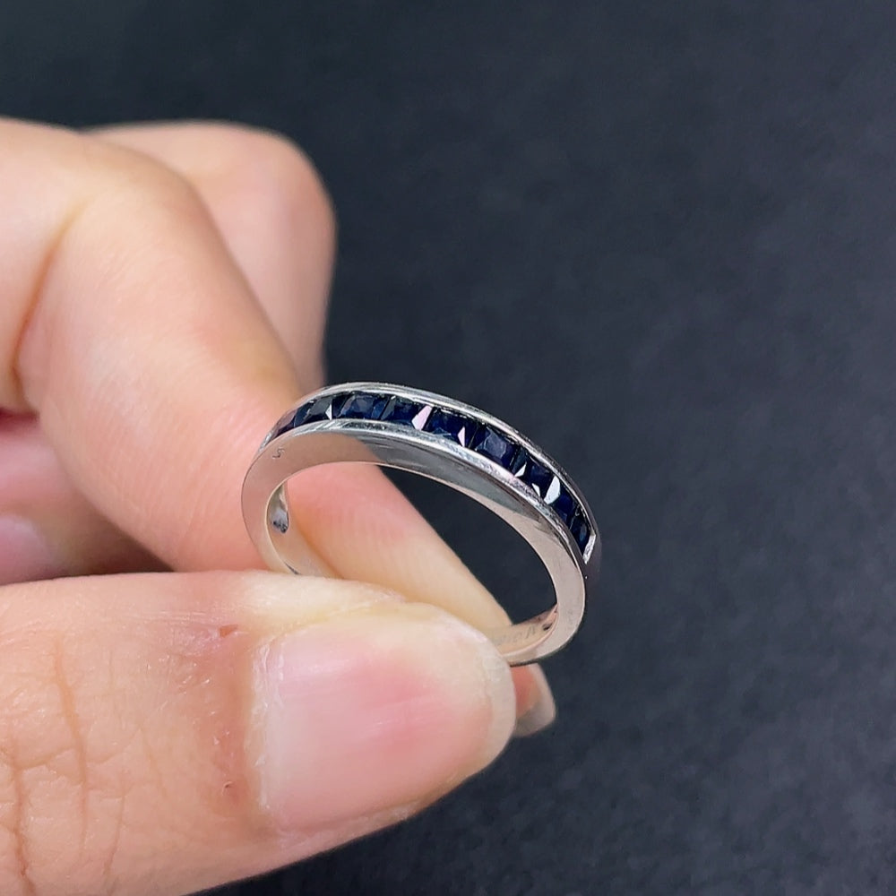 18K blue sapphire ring with gemstones, weight approx. 3.45g, size 14, by HUILIU HQ.
