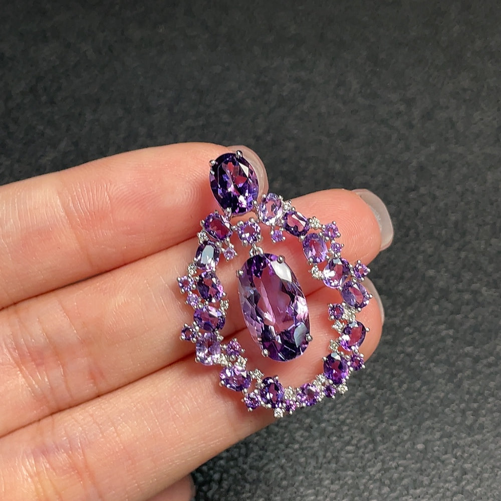 HUILIU HQ 18K gold jewelry featuring sparkling gemstones, total weight approximately 6.25 grams, elegant and luxurious design