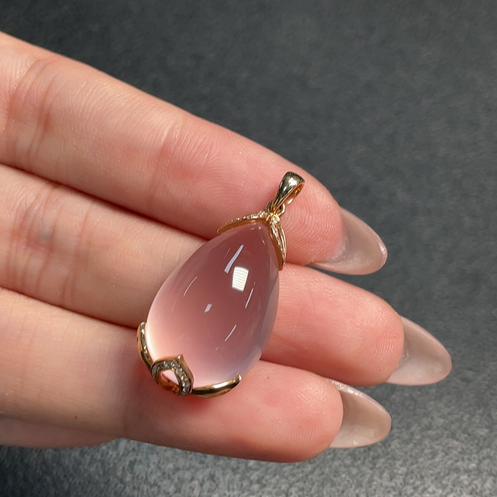 HUILIU HQ crystal pendant with 18K gold and diamond accent, showcasing a sparkling gemstone and elegant gold setting.