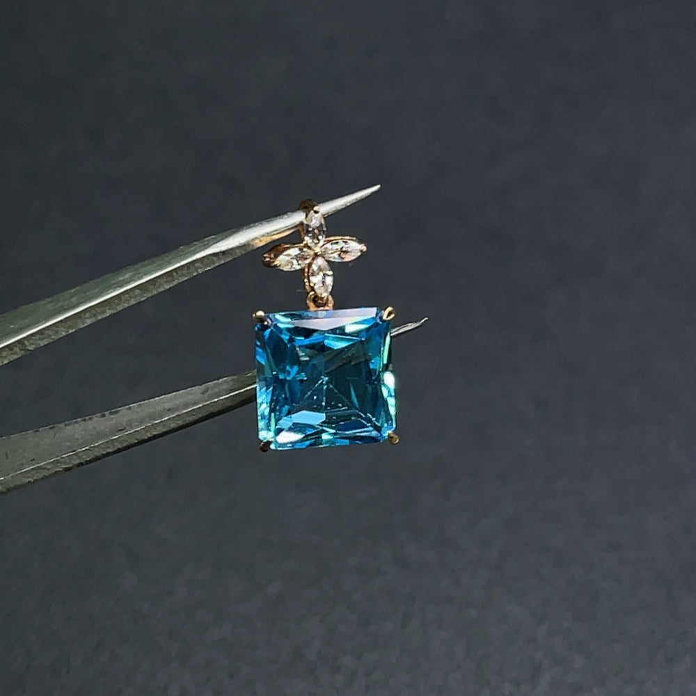 HUILIU HQ Topaz pendant with 18K gold setting, undetermined color, weighing approximately 2g, featuring a gemstone gemstone.