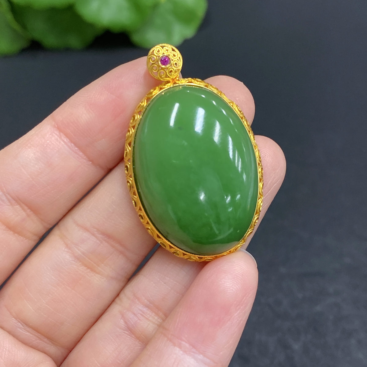 Hetian Jade cabochon pendant set in 18k gold with a total weight of 9.7g, featuring HUILIU HQ branding.