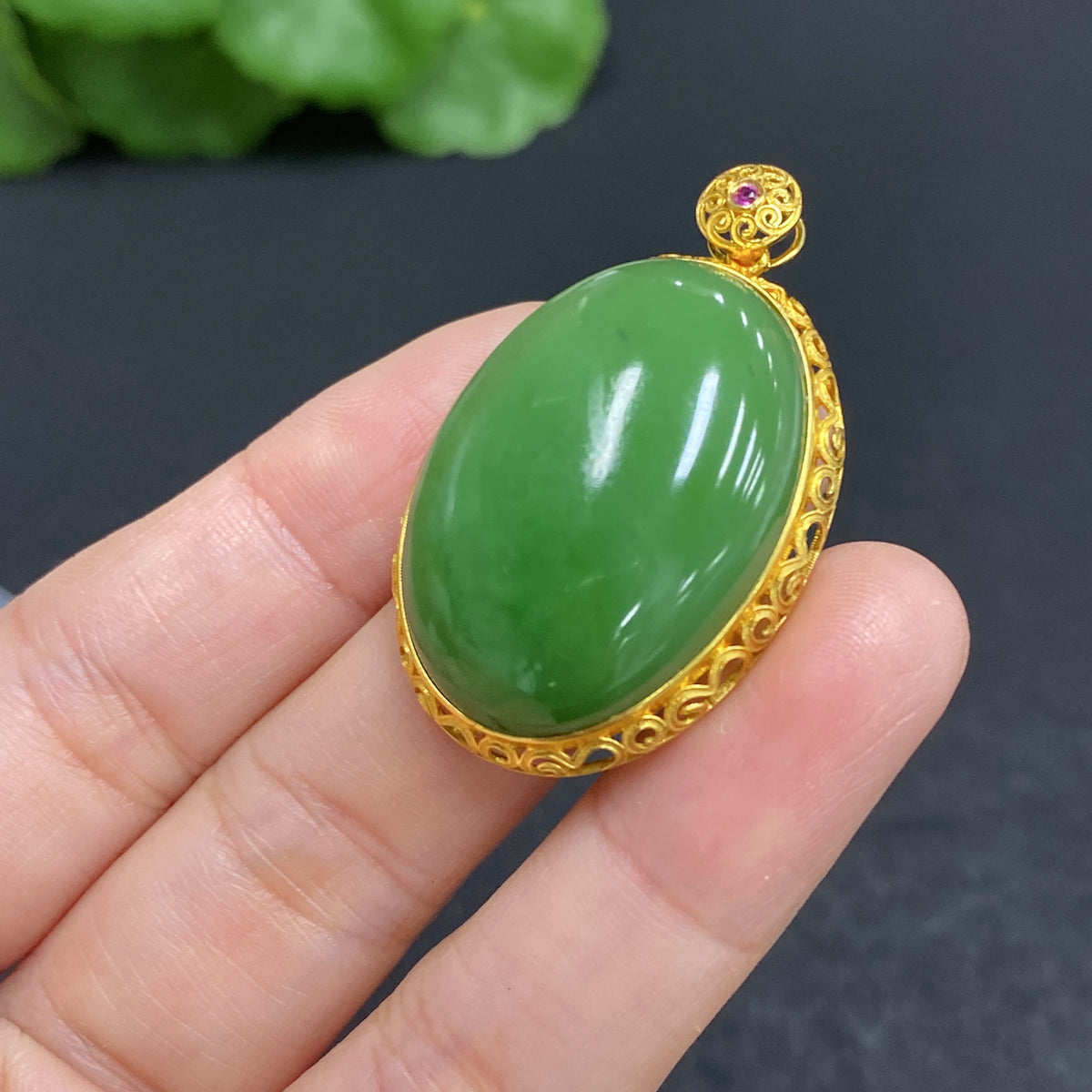 Hetian Jade cabochon pendant set in 18k gold, HUILIU HQ jewelry, with a total weight of approx. 9.7g.