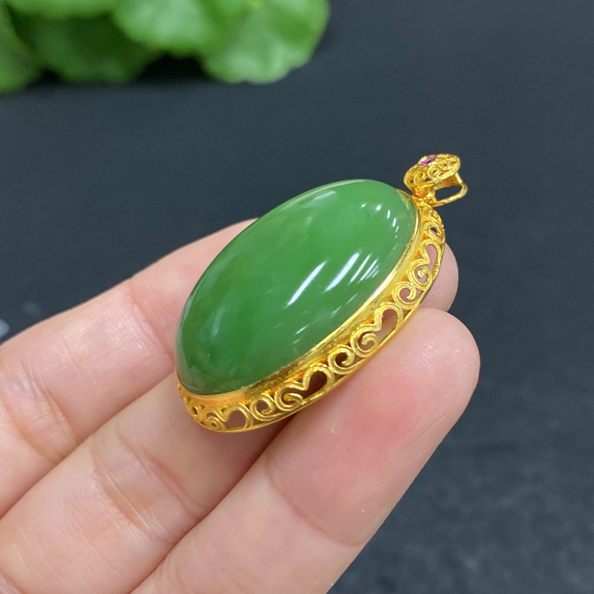 Hetian jade cabochon pendant set in 18k gold with HUILIU HQ, featuring a smooth, polished jade gemstone and elegant gold setting.