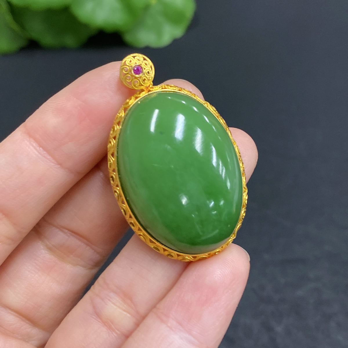 Hetian Jade cabochon pendant set in 18k gold with a total weight of 9.7g, featuring HUILIU HQ jewelry.