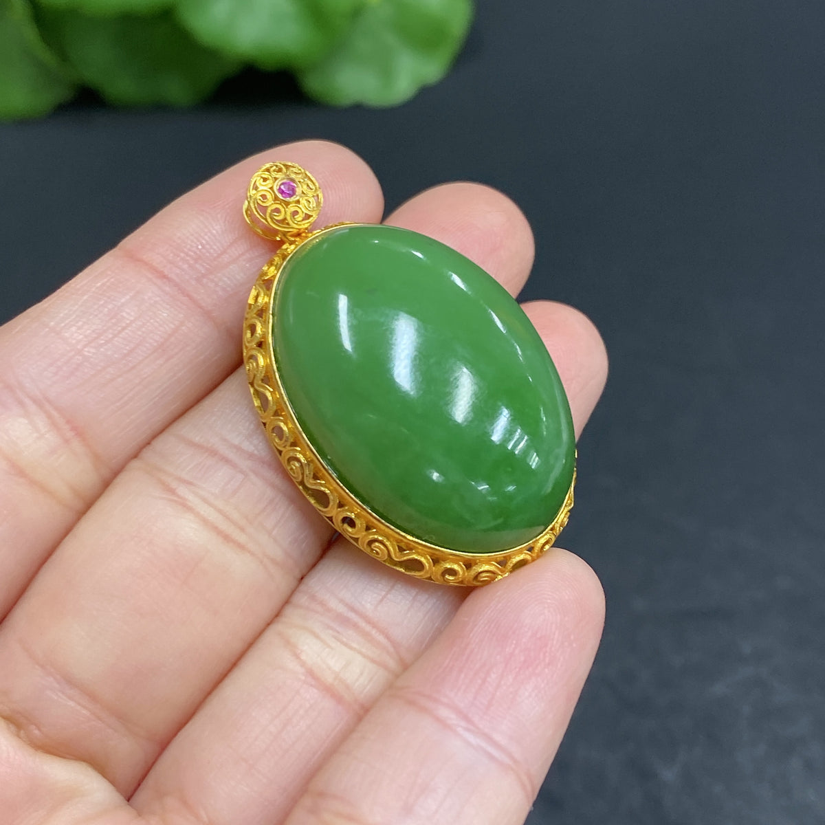 Hetian Jade cabochon pendant set in 18k gold with a total weight of 9.7g, featuring elegant jade jewelry by HUILIU HQ.