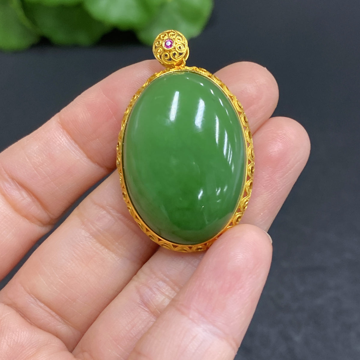 Hetian Jade cabochon pendant set in 18k gold with a total weight of 9.7g, showcasing elegant natural jade jewelry.