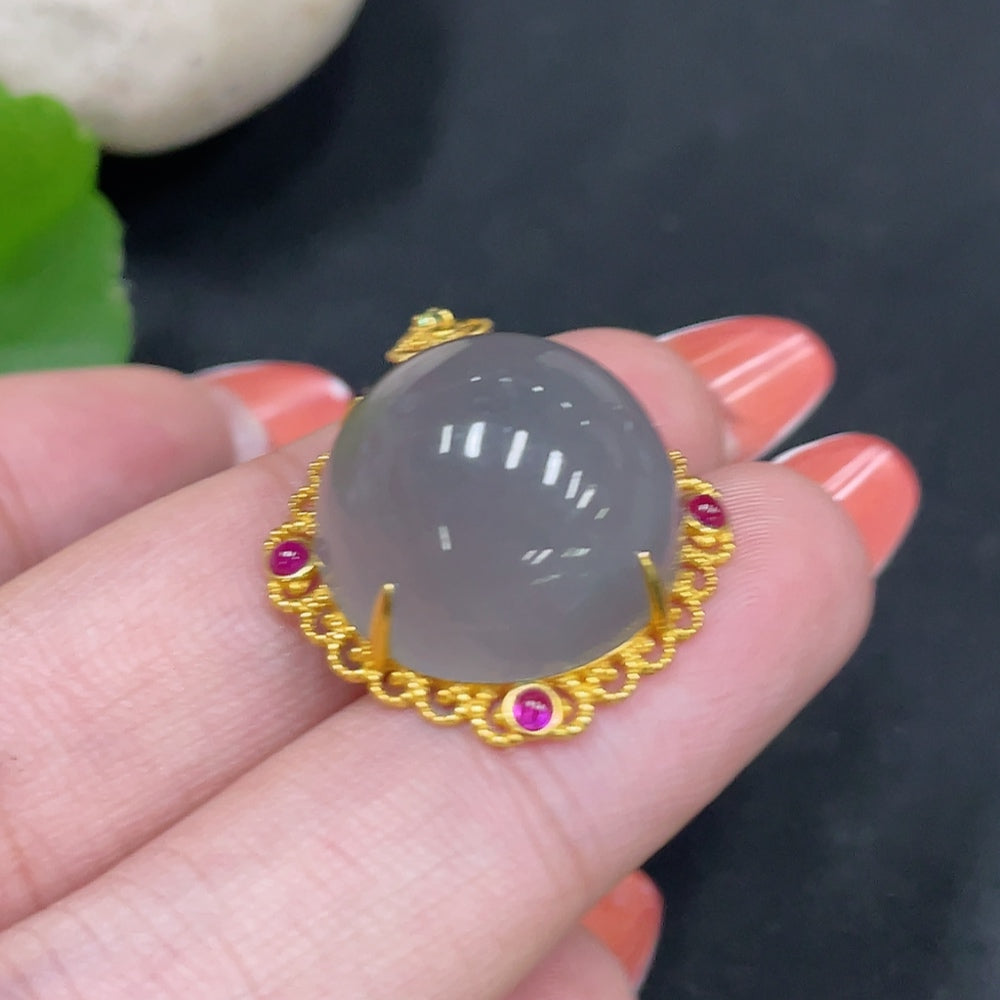 Hetian jade cabochon pendant with 18k gold setting, crafted by HUILIU HQ, weighing approximately 5.6g.