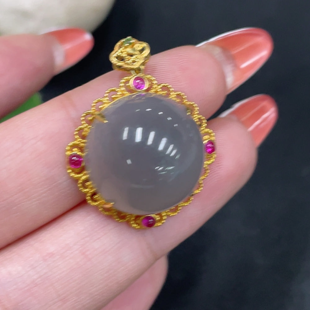 Hetian jade cabochon pendant with 18k gold setting, crafted by HUILIU HQ, weighing approximately 5.6g.