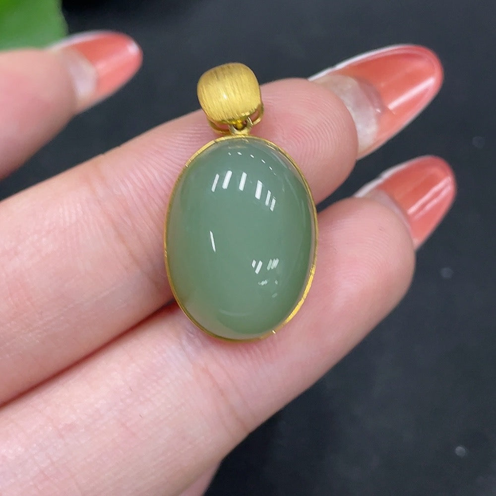 Hetian jade inlaid pendant with 18k gold setting, crafted by HUILIU HQ, weighing approximately 3.3 grams.