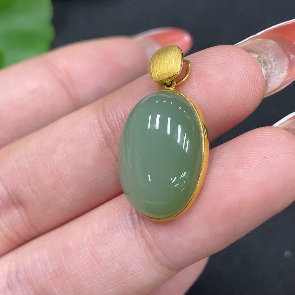 Hetian Jade inlaid pendant with 18k gold setting, crafted by HUILIU HQ, weighing approximately 3.3 grams.