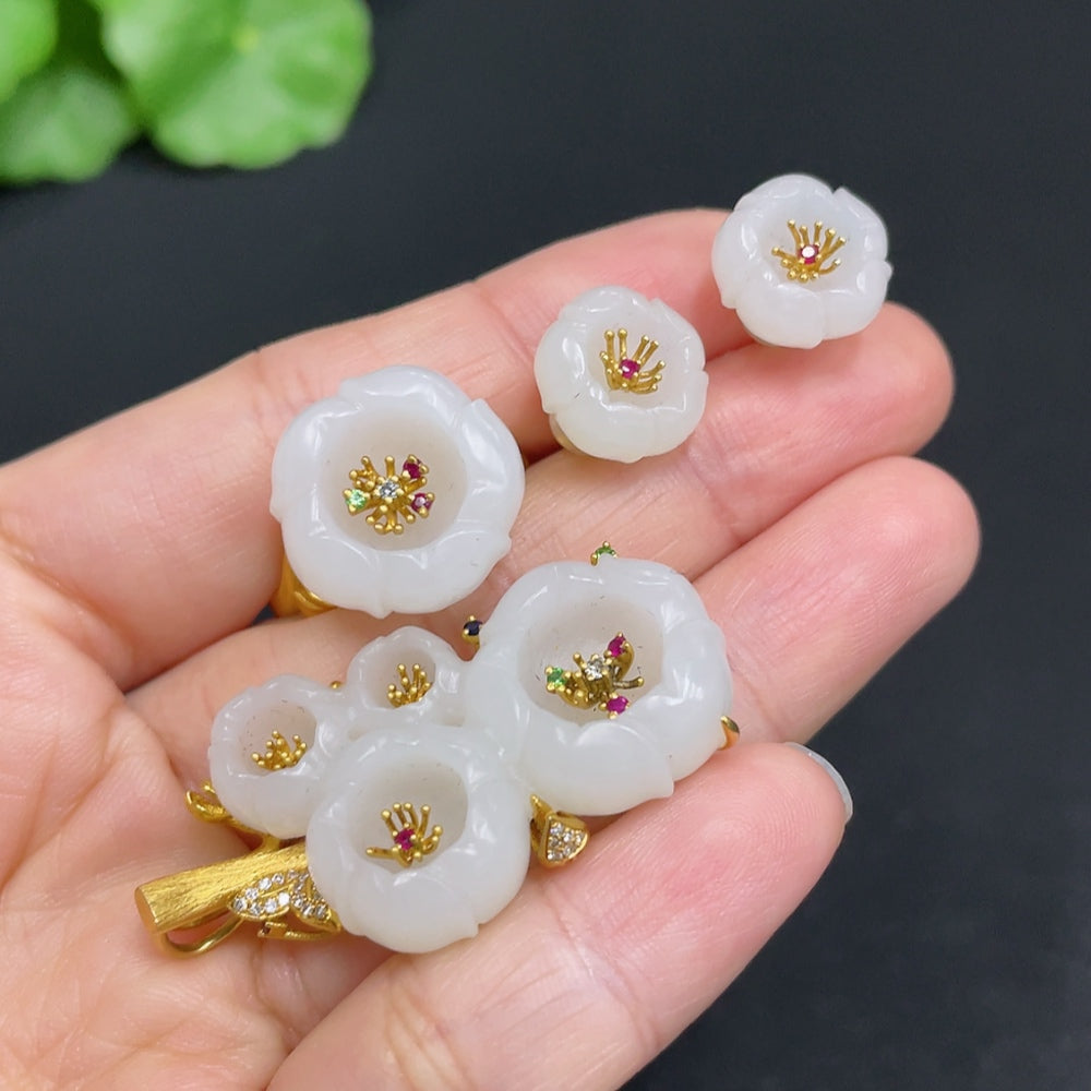 Hetian jade inlaid pendant earrings and ring with diamond accents in 18k gold, size 17, by HUILIU HQ, total weight 18.2g.