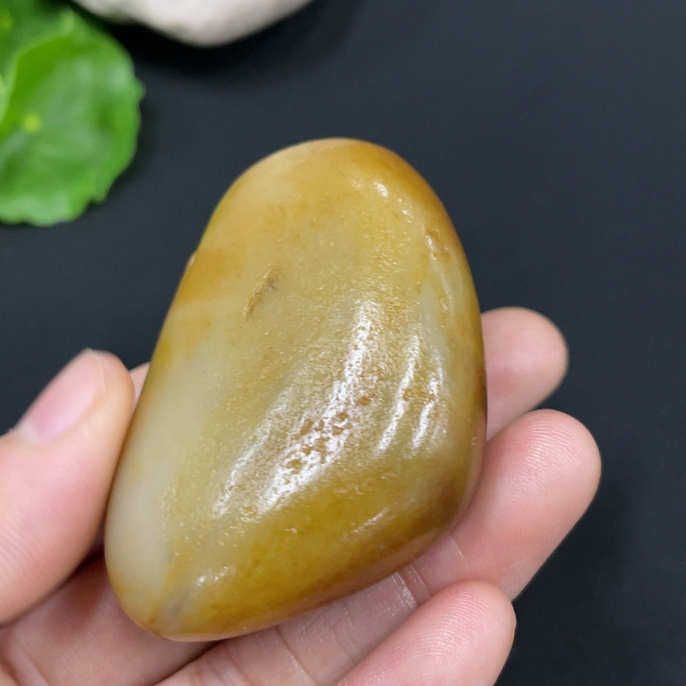 Huiliu HQ Hetian Jade Buddha pendant featuring a carved jade statue with undetermined skin color, certified by Huiliu.