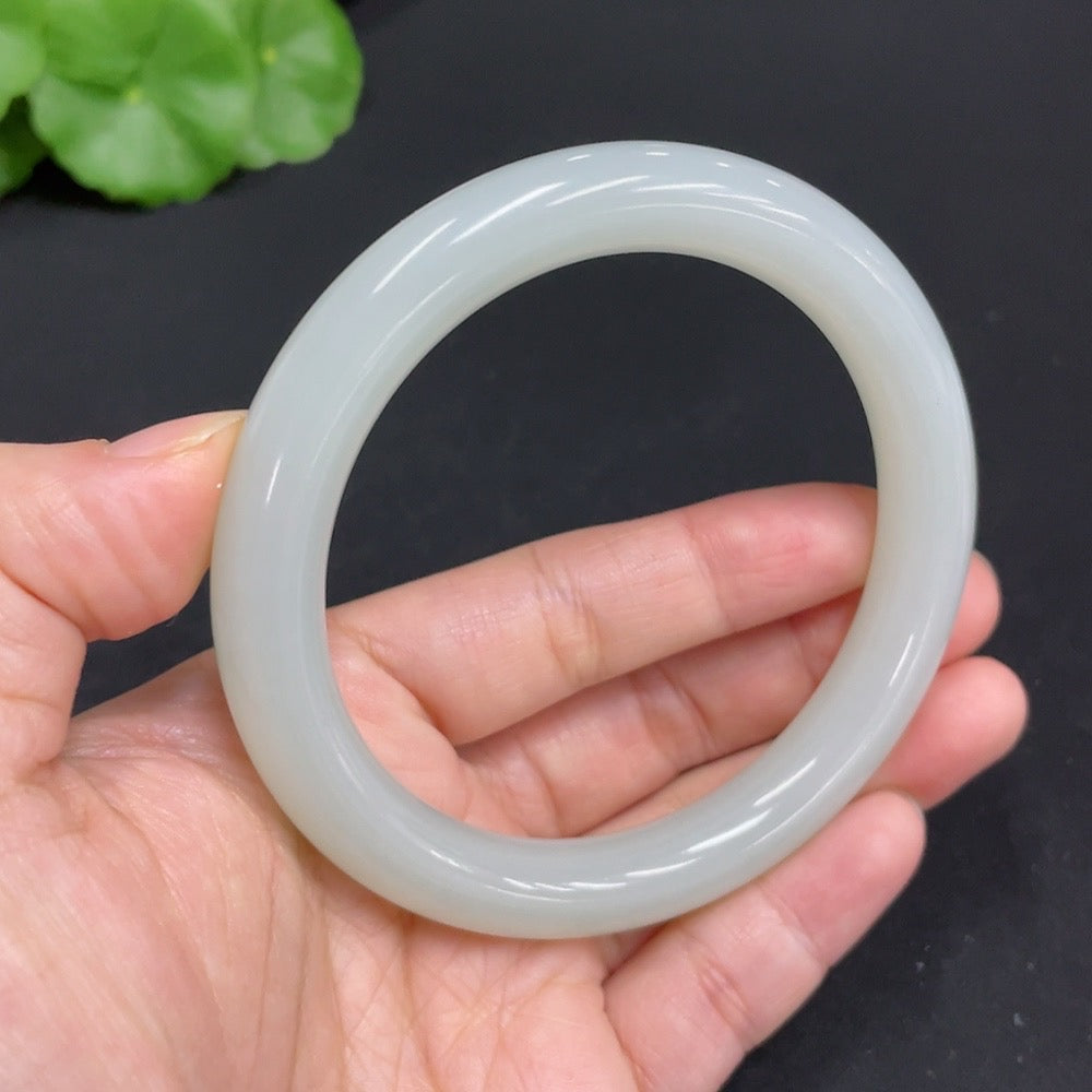Hetian jade round bangle by HUILIU HQ, size 59.7, crafted from high-quality jade, weighing approximately 48g.