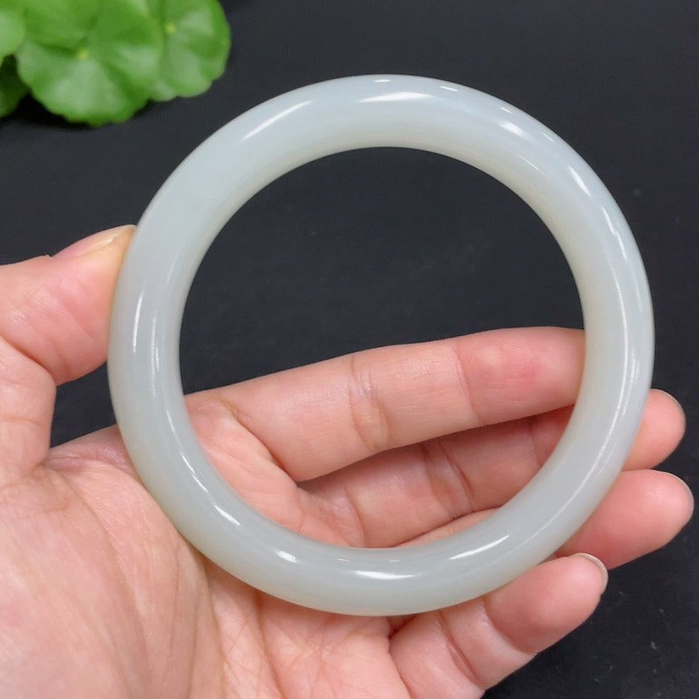 Huiliu HQ Hetian Jade round bangle, size 59.7, weighing approximately 48g, showcasing smooth, polished jade craftsmanship.