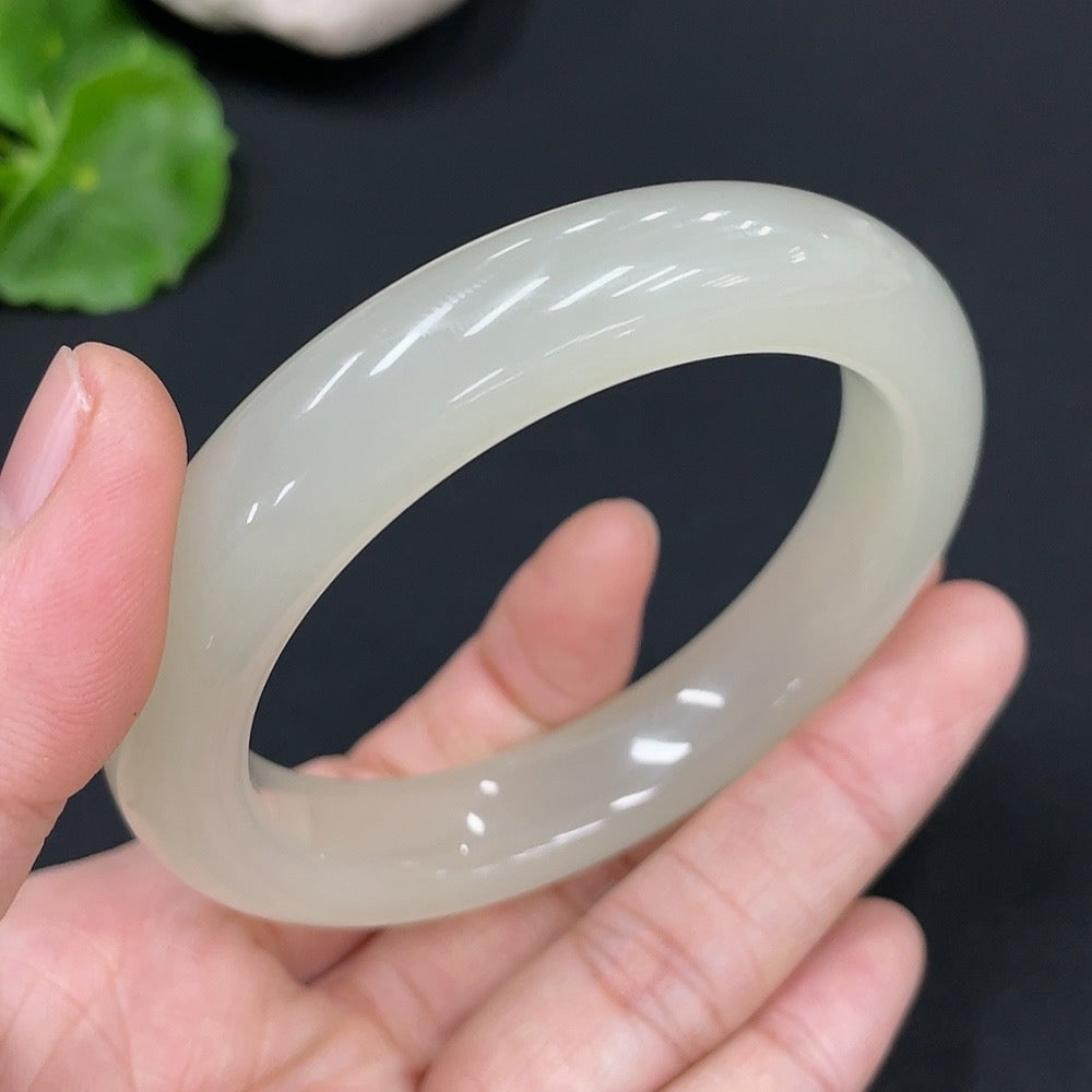 Huiliu HQ Hetian Jade round bracelet with smooth polished surface, showcasing natural jade color and craftsmanship.