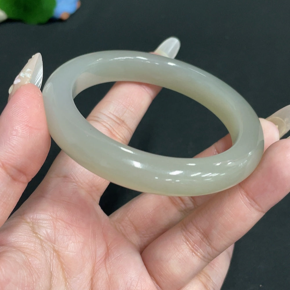 Huiliu HQ Hetian Jade round bracelet featuring smooth, polished jade beads, certified by Huiliu for quality and authenticity.