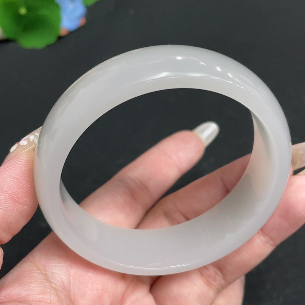 Huiliu Certified Hetian Jade round bracelet featuring smooth green jade beads and a polished finish.