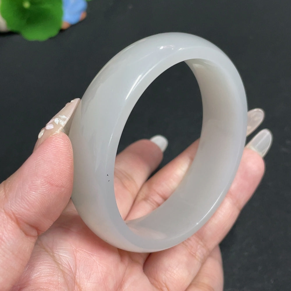 Huiliu HQ Hetian Jade round bracelet featuring smooth, polished jade beads, certified by Huiliu for quality and authenticity.