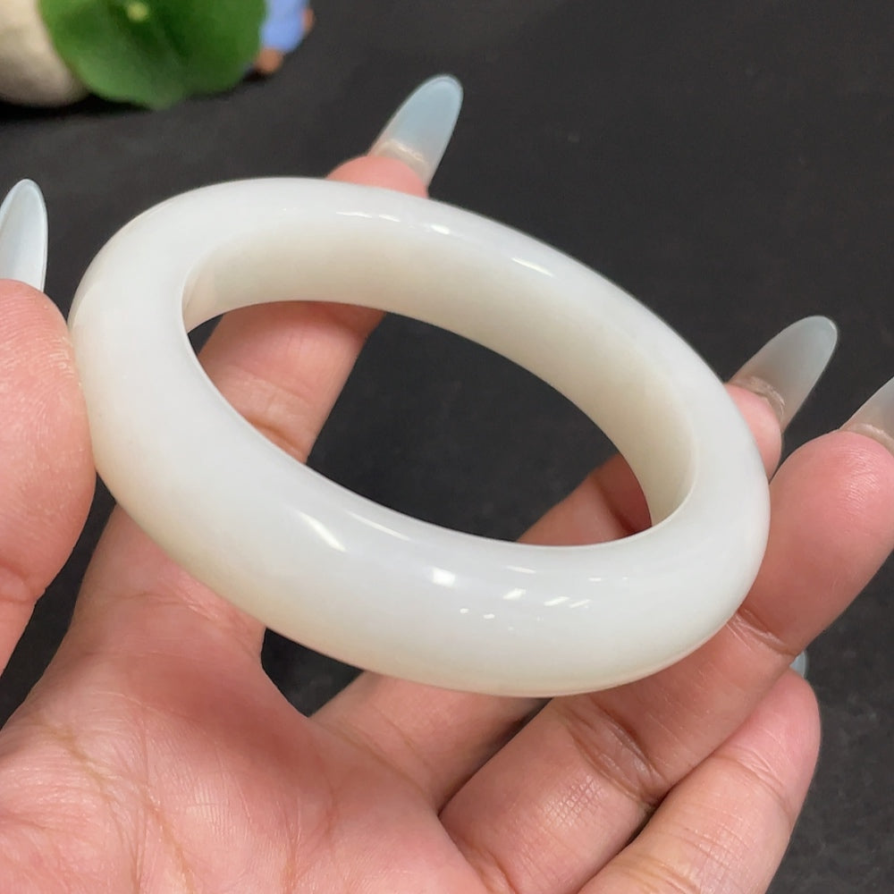 Huiliu HQ Hetian jade round bracelet, certified jade jewelry with smooth, polished round beads on a delicate bracelet.