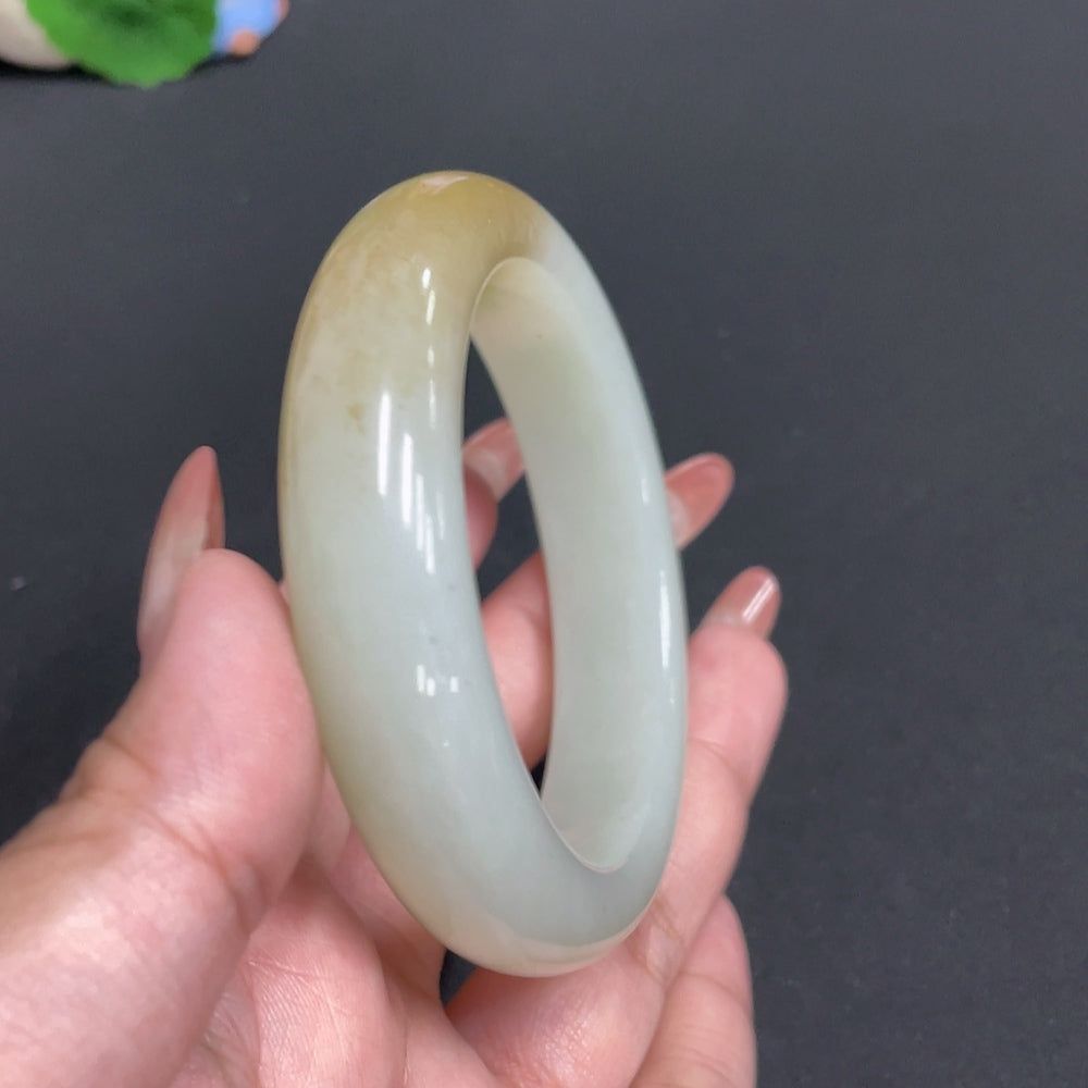 Huiliu HQ Hetian Jade round bracelet with size 57.6 and weight 75.2g, showcasing smooth, polished jade beads.