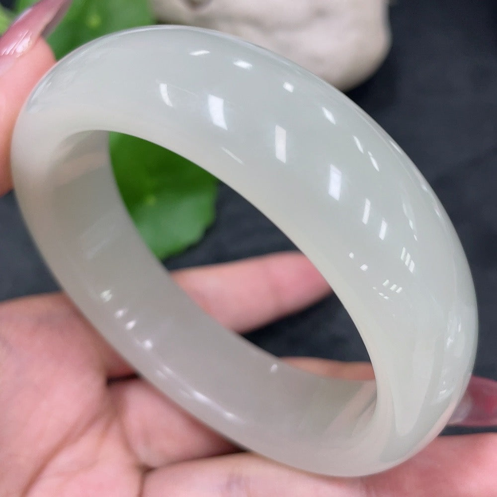 Huiliu HQ Hetian jade round bracelet, size 60.3, weight 88.4g, showcasing smooth, polished jade beads on a jewelry display.