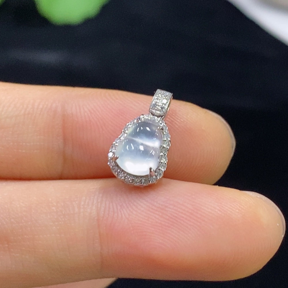 HUILIU HQ Jadeite and diamond pendant in 18K gold, delicate jewelry with intricate design, lightweight about 0.9g.