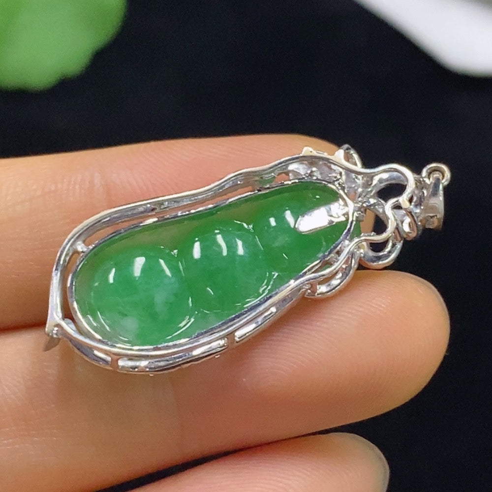 Jadeite Auspicious Bean Pendant with 18k gold and diamond accents, crafted by HUILIU HQ, weighing approximately 5.32g