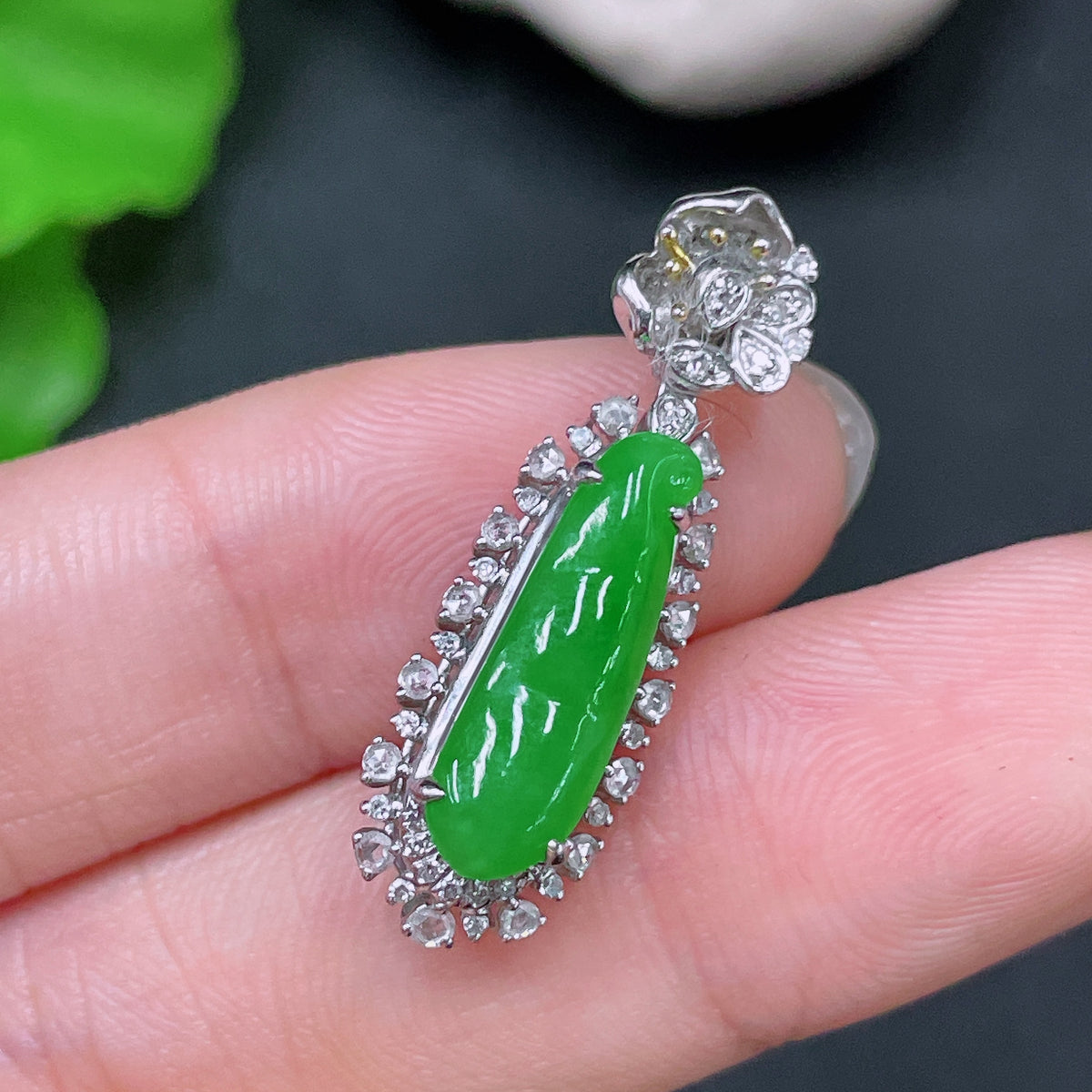 Jadeite Auspicious Bean Pendant with 18K gold setting and diamond accents, crafted by HUILIU HQ, weighing approximately 2.6g.